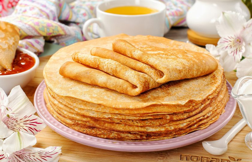 1. Этап. Блины с цельнозерновой мукой и крахмалом: Блины с цельнозерновой мукой и крахмалом готовы. Подавайте на стол с мёдом, сметаной, джемом или вареньем. Приятного аппетита!