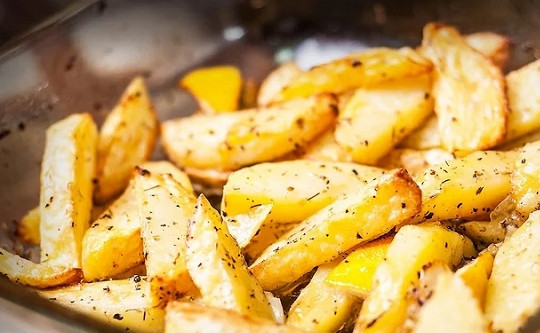 1. Этап. Картофель, запеченный с лимоном и чесноком: 4. Отправьте в разогретую до 200 градусов духовку и выпекайте минут 25-35 до готовности. Приятного аппетита!