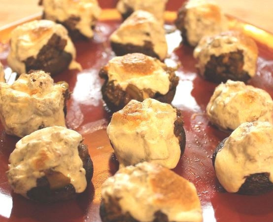 1. Этап. Фаршированные грибы с оливками и орехами: На каждый грибок положите кусочек сыра, отправьте в духовку на 5 минут, чтобы сыр расплавился.