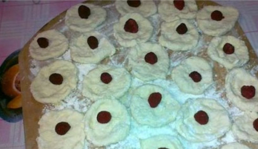 1. Этап. Галушки с начинкой: 3. А после раскатать и разделить на кружочки. Тесто должно быть не тонким. Разложите равномерно начинку.