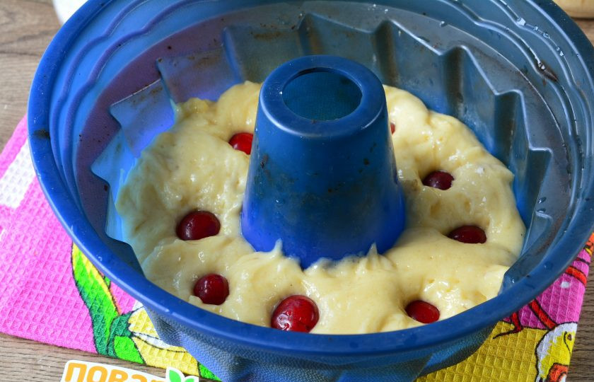 1. Этап. Кекс с черешней и бананом: Тесто перелейте в форму для выпечки, а сверху выложите черешню, придавливая ее.