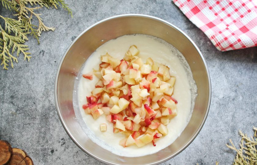 1. Этап. Ленивый кекс с персиками и творогом: У персиков удалите косточки. Порежьте персики средним кубиком и добавьте в творожную массу. Все хорошо перемешайте.