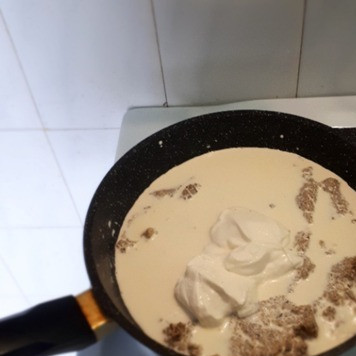 1. Этап. Жидкая подлива с курицей и грибами: Перекладываем массу в сковороду, добавляем сливки и сметану, перемешиваем, доводим до кипения и сразу снимаем с огня.