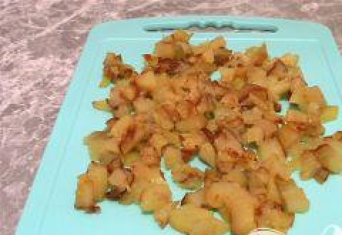 1. Этап. Салат Калейдоскоп: Обжаренный картофель нарезать небольшими кубиками.