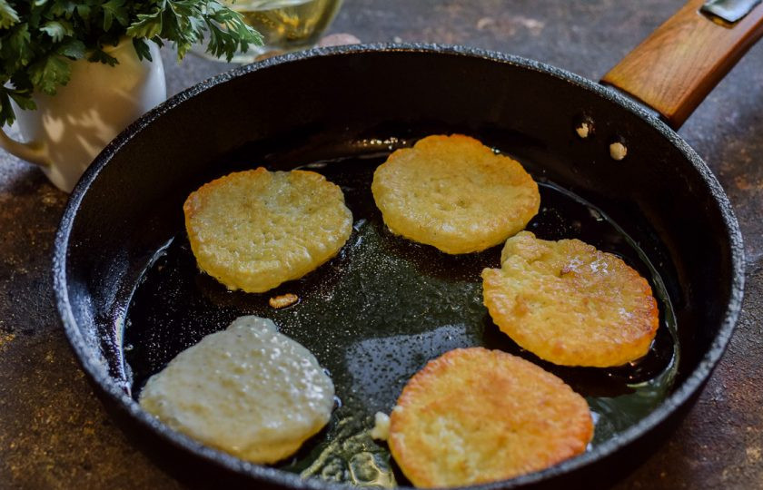 1. Этап. Оладьи из кус-куса: Прогрейте сковороду, влейте масло и выкладывайте тесто столовой ложкой. Жарьте оладьи по минуте с каждой стороны.