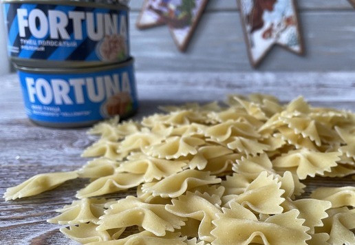 1. Этап. Холодная паста с тунцом: Пасту твердых сортов пшеницы отварите в большом количестве воды до состояния альденте, посолите по вкусу. Самое важное в этом блюде — не переварить пасту. Чтобы не ошибиться, готовьте ее на 1 минуту меньше, чем написано на упаковке.