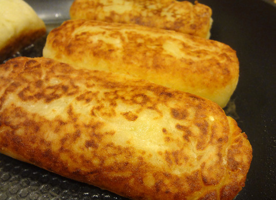 1. Этап. Зразы на сковороде: Обжариваем со всех сторон, аккуратно переворачивая.