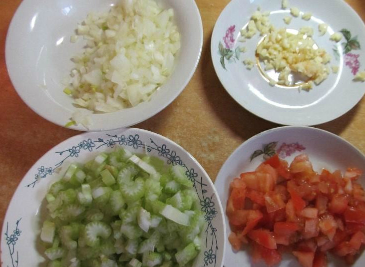 1. Этап. Жиросжигающий суп: Нарезаем корень сельдерея. Уж он нам необходим при похудении! Рубим репчатый лук. Крошим помидоры. Раздавливаем чеснок и мелко нарезаем.