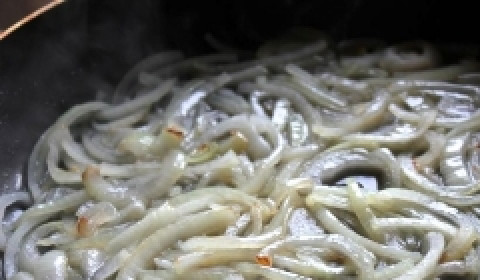 1. Этап. Башкирский бешбармак: Лук обжариваем на растительном масле, вливаем 1/2 чашки бульона и тушим 10 минут. Специи по вкусу.