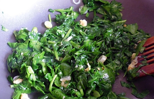 1. Этап. Цыпленок на зеленой подушке: Когда все обжарится, выложите шпинат на тарелку. Это и будет наша 