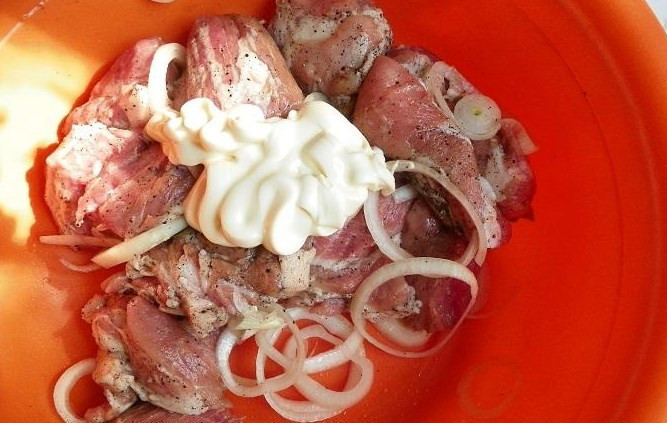 1. Этап. Быстрый маринад для шашлыка: Добавляем майонез.