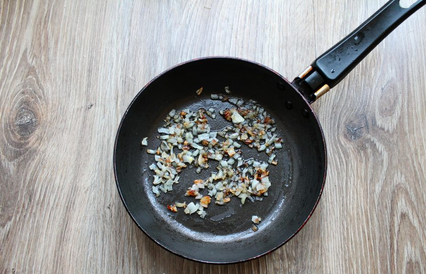 1. Этап. Форель под шубой в духовке: Лук почистите и мелко порежьте. В сковороду налейте растительное масло и разогрейте на среднем огне. Выложите лук и обжаривайте, перемешивая, в течение 5 минут.