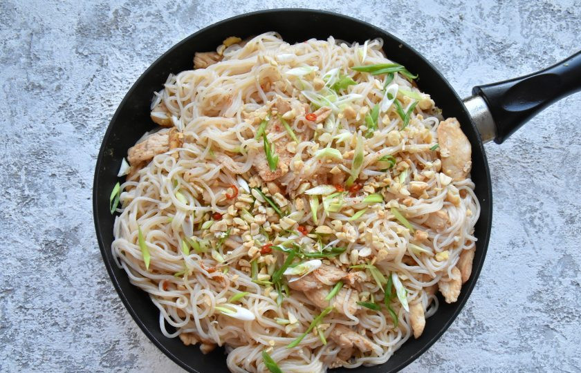 1. Этап. Рисовая жареная лапша Пад Тай: Вмешайте начавшиеся поджариваться яйца в лапшу. Перед подачей посыпьте блюдо дробленным арахисом и перьями зеленого лука. По желанию в блюдо можно добавить колечки свежего и сухие хлопья острого перца чили.