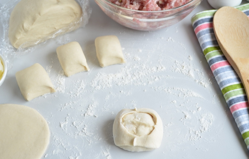 1. Этап. Манты классические: Соедините края между собой. Готово!