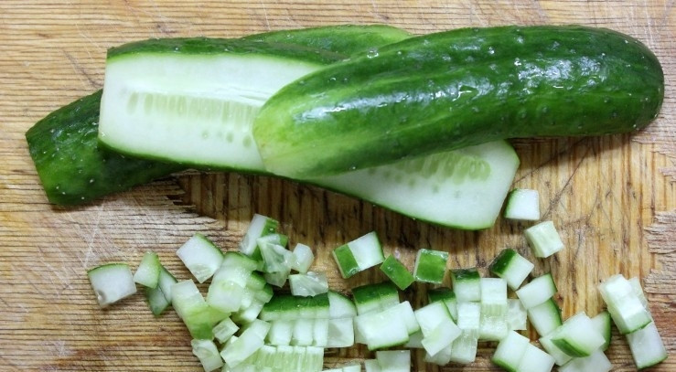 1. Этап. Крабовый салат без риса с огурцом: Огурчик нарезаем мелким кубиком.