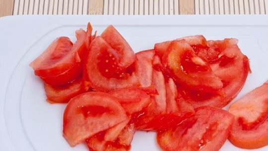 1. Этап. Судак, запеченный в фольге целиком: 4. Тонко нарежьте помидорчик.