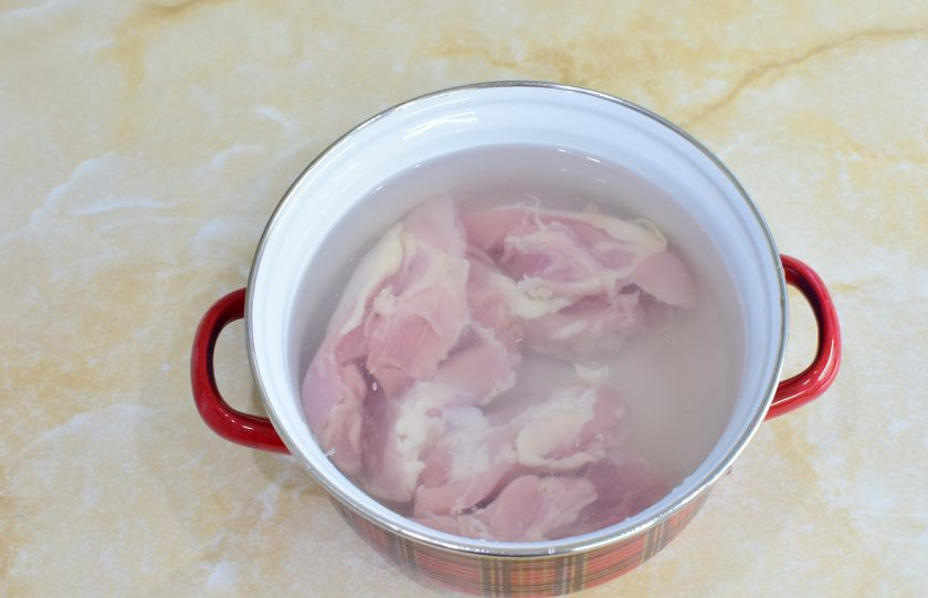 1. Этап. Заливное из курицы: Куриное мясо залейте холодной водой, поставьте на огонь и доведите до кипения. При закипании будет появляться пенка. Её необходимо снимать.