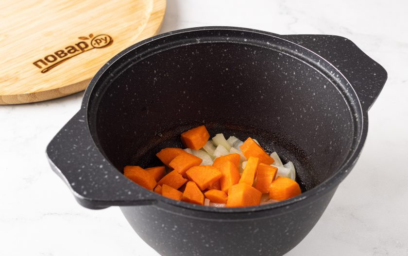 1. Этап. Оранжевый суп: Добавьте нарезанную кубиками морковь. Потушите ещё 3-4 минуты.