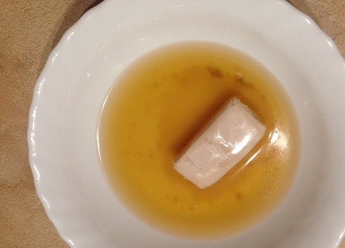 1. Этап. Квас из сухарей: В небольшую мисочку наберем немного жидкости из кастрюли с сухарями, добавим немножко сахара и растворим дрожжи.