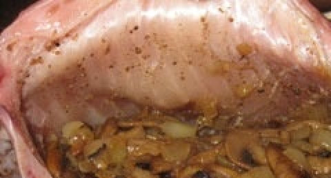 1. Этап. Лещ с грибами: 6. Как только грибы будут обжарины, смешиваем их с луком. Готовую начинку перекладываем в брюшко леща.