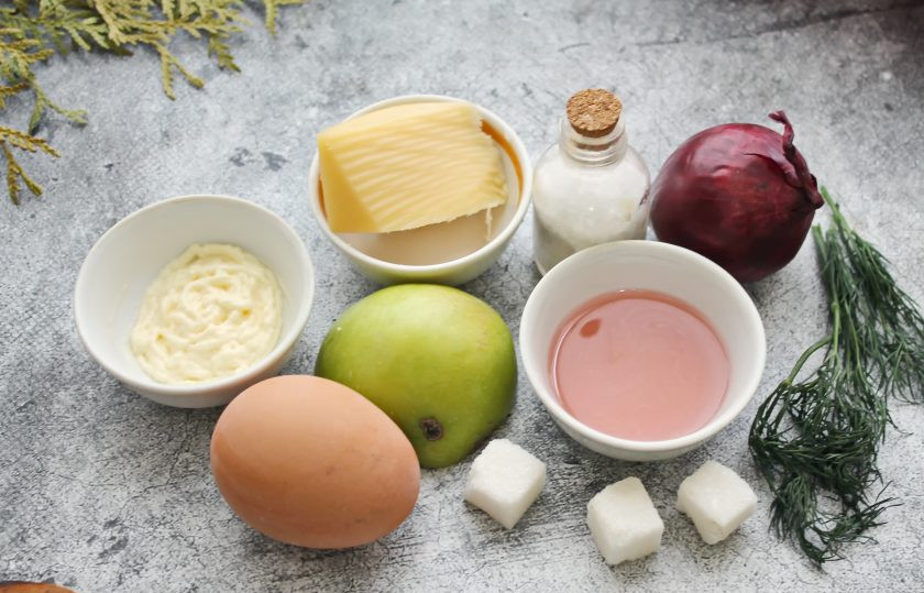 1. Этап. Салат Франция: Подготовьте все необходимые ингредиенты для салата. Яйцо отварите вкрутую и остудите. Яблоко вымойте и обсушите, красный лук почистите.