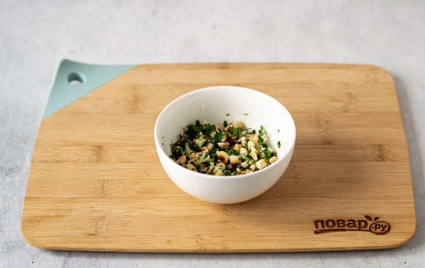 1. Этап. Баклажаны с арахисом: Соедините арахис и петрушку с чесноком.