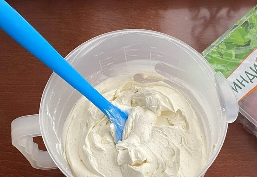 1. Этап. Шадлав: В миске взбейте миксером сливочный сыр и сливки. Добавьте соль, белый перец и чесночный порошок и снова все перемешайте. Готовую массу переложите в кондитерский мешок.