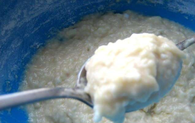 1. Этап. Галушки картофельные: С помощью двух, смоченных в воде ложек, формируем галушки и обжариваем их на разогретом растительном масле до золотистого цвета. Жарим на среднем огне.