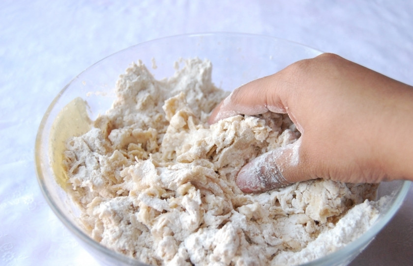 1. Этап. Алу паратха: Сначала замесим основное тесто. Смешайте муку, немного воды и сливочное и растительное масло.