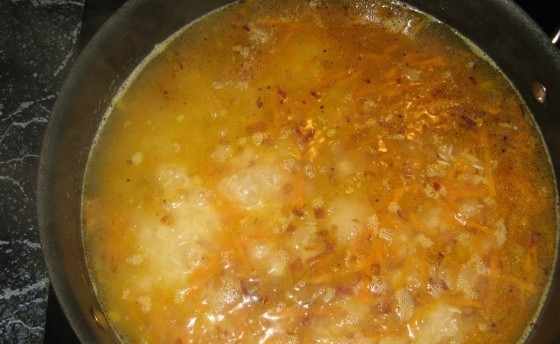 1. Этап. Плов с морепродуктами: Теперь добавляем промытый рис и вливаем воду так, чтобы жидкость была на 1,5 сантиметра выше риса. Солим, перчим и вкидываем лавровый лист.