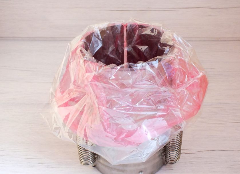 1. Этап. Буженина в ветчиннице: По истечении времени подготовьте ветчинницу. Внутрь вложите полиэтиленовый пакет и пакет для запекания. Края пакетов должны свисать из ветчинницы.