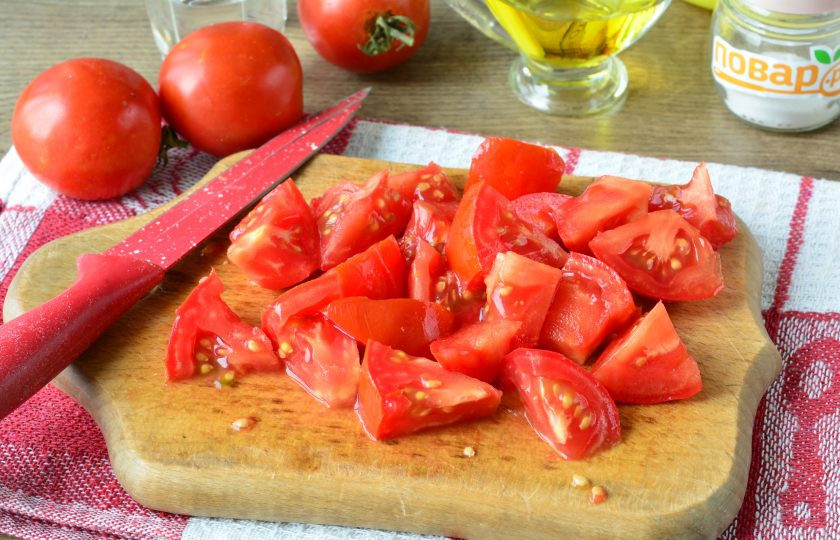 1. Этап. Цукини с помидорами и перцем на зиму: Помидоры нарежьте средними ломтиками.