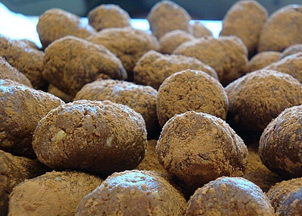 1. Этап. Печенье Картошка: Добавляем в массу ром, еще раз перемешиваем. Формируем из массы печенье, по форме напоминающее картошку. Готовое печенье обваляйте в остатках крошки и поставьте в холодильник на 1-2 часа. Приятного аппетита!