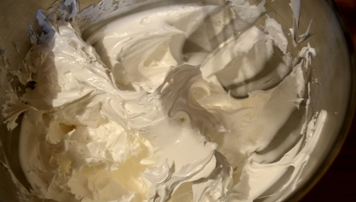 1. Этап. Белково-заварной крем для торта: 7. Если увидели, что крем забился в венчик и держатся крепкие пики, крем готов. Еще теплый крем используйте для выравнивания поверхности торта, а вот застывший – для формирования украшений.