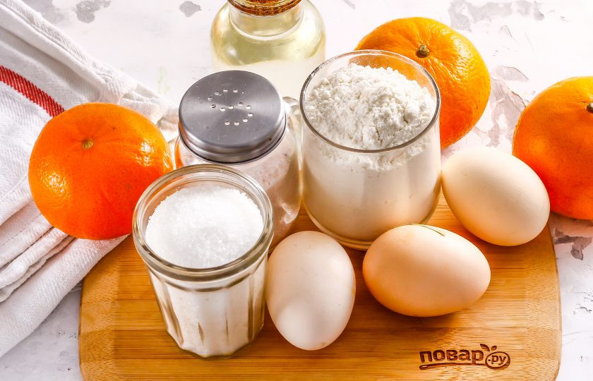 1. Этап. Бисквит с мандаринами: Подготовьте указанные ингредиенты. Муки должно быть чуть больше, нежели в классическом варианте приготовления бисквита.