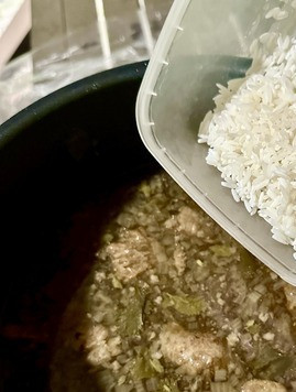 1. Этап. Харчо с орехами и сливой: Включил нагрев и довел бульон до закипания. И сразу же нагрев уменьшил. Надо добиться легкого взбулькивания. Бурно кипеть бульону не надо. Не вкусно получится. Лучше потратить времени больше, но результат того стоит. Просто поверьте – «быстро – вкусно не бывает». Не фаст фуд готовлю. И сразу же отправил в бульон орехи. Вслед за ними рис.