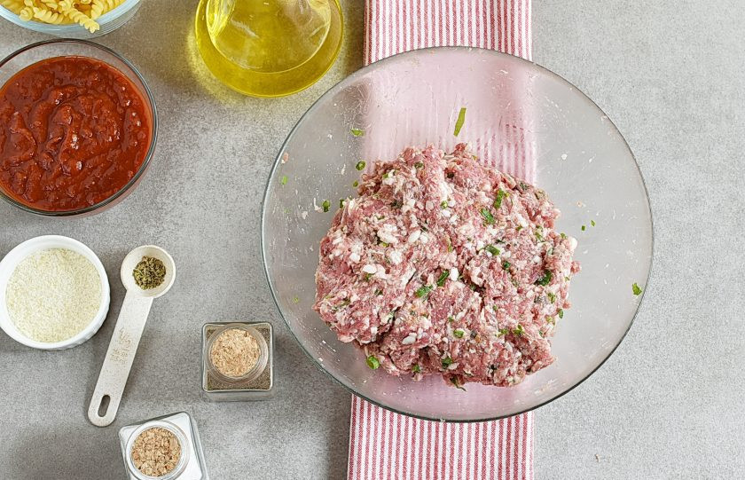1. Этап. Итальянский ужин: Хорошо вымешайте фарш до однородности.