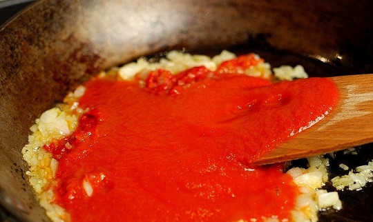 1. Этап. Паста с каракатицей: 3. К обжаренным овощам выложите томатный соус (можно использовать свежие или консервированные в собственном соку помидоры).