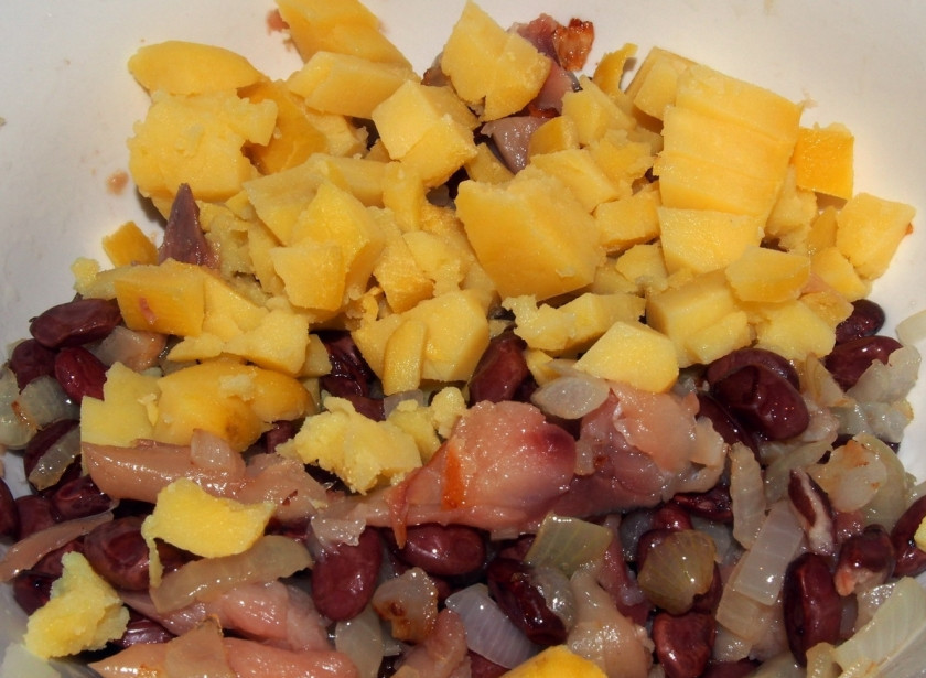 1. Этап. Салат из вареной фасоли: Затем добавьте отварной картофель, порезанный кубиками.