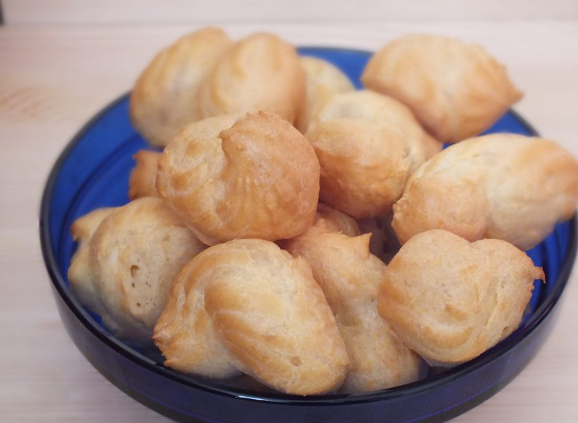 1. Этап. Профитроли с курицей: Готовые профитроли охладите.