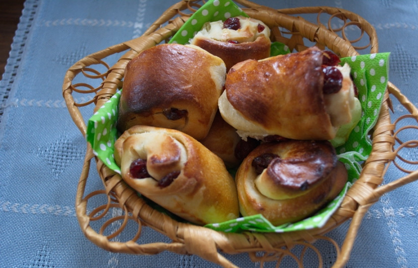 1. Этап. Сладкие булочки на кефире: Румяные сладкие булочки подайте к столу.