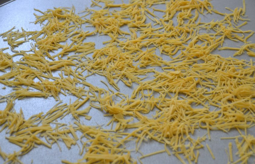 1. Этап. Суп с лапшой по-татарски: Немного подсушите лапшу, 20-30 минут будет достаточно.