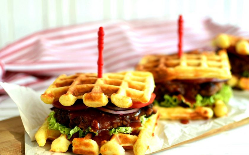 1. Этап. Бургер с острой курицей в вафлях: И тут же подают – горячие, хрустящие, сочные куриные бургеры в вафлях. Очень вкусно!