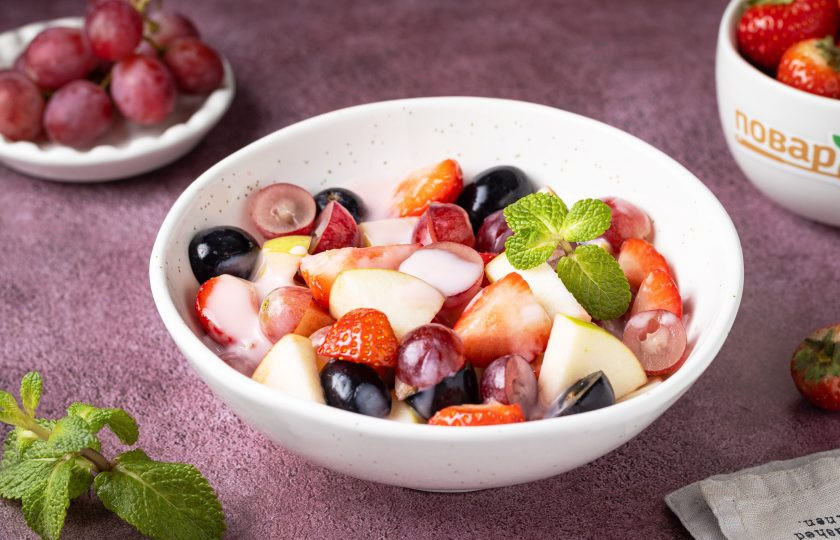 1. Этап. Фруктовый салат с клубникой и виноградом: Переложите салат в миску для подачи и сверху полейте питьевым йогуртом. Фруктовый салат с виноградом и клубникой готов, приятного вам аппетита!