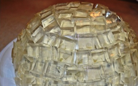 1. Этап. Салат для праздничного стола: Аккуратно выкладываем кубики желе на салат, начиная с нижней его части.