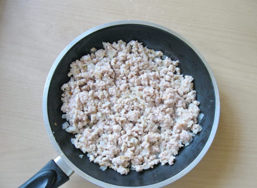 1. Этап. Баклажаны с фаршем в духовке: Обжарьте фарш, постоянно перемешивая, в течение 10-12 минут.