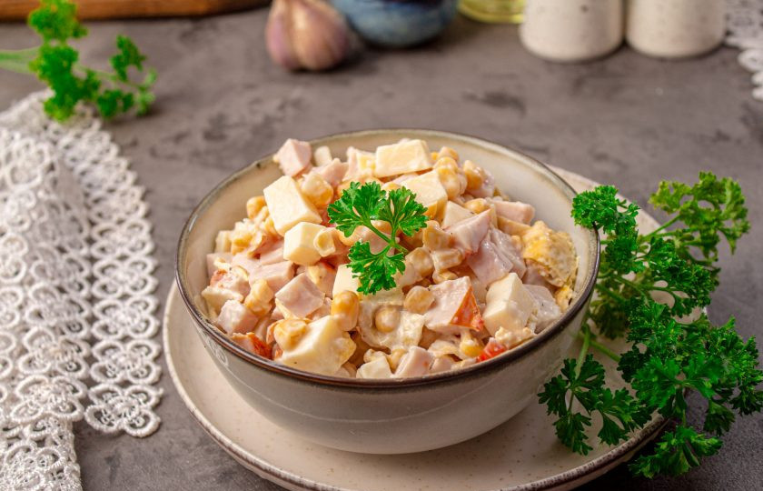 1. Этап. Салат с яичными блинчиками, копчёной курицей и кукурузой: Салат подавайте сразу. Приятного аппетита!