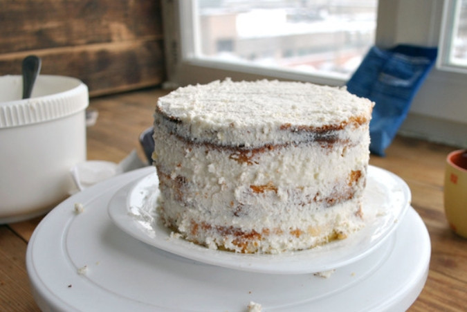 1. Этап. Торт на работу: Формируем торт, промазывая каждый корж кремом.