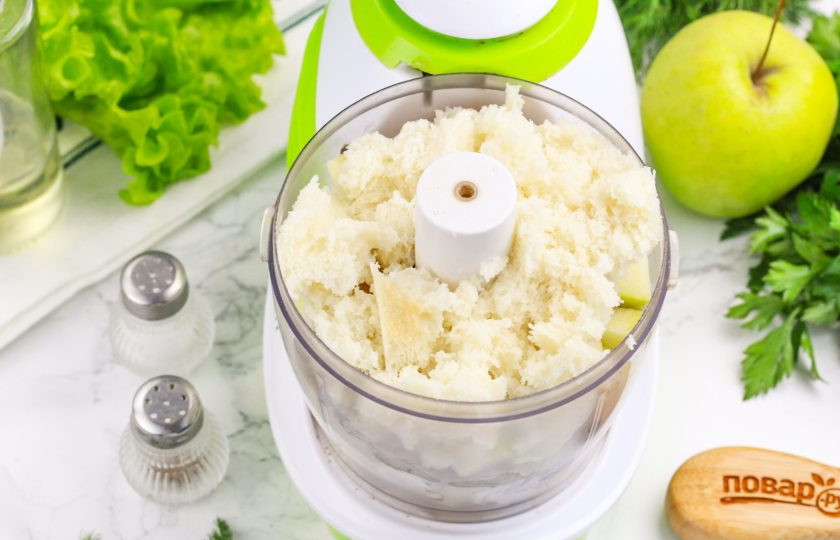 1. Этап. Форшмак из мойвы: Смочите мякиш батона в воде, удаляя поджаренные края. Выложите в чашу измельчителя и добавьте пару щепоток черного перца. Соль добавлять не нужно, так как рыба и так соленая.