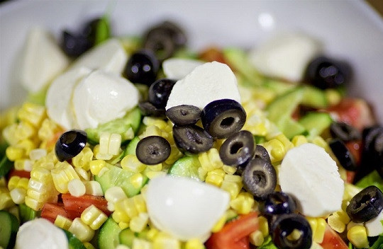 1. Этап. Салат с моцареллой: 8. И измельчите оливки (нарезаю их кружочками). Все, ингредиенты собраны вместе. Осталось добавить пару ложек оливкового масла, соль и перец по вкусу.